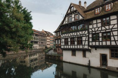 Strasburg, Fransa, nehir manzaralı.