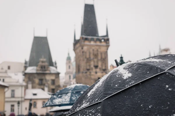 Karlsbrücke Schnee — Stockfoto