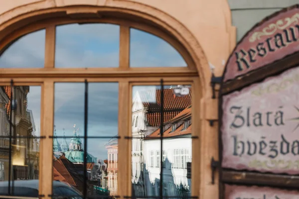 Fenster Und Spiegelung Prag Darin — Stockfoto
