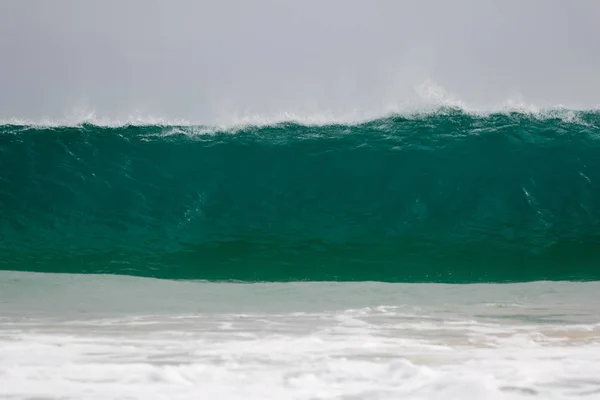 Onda gigante atinge a costa — Fotografia de Stock