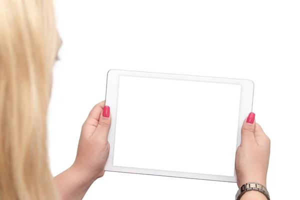 bir tablet üzerinde çalışan kadın