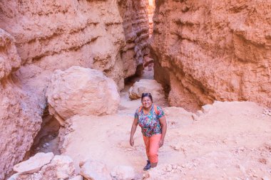 Navajo döngü iz içinde Bryce Canyon hiking