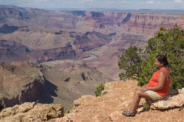 Frau sitzt am Rand der Grand Canyon — Stockfoto