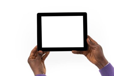 Afrikalı bir adam elinde bir tablet bilgisayar tutuyor.
