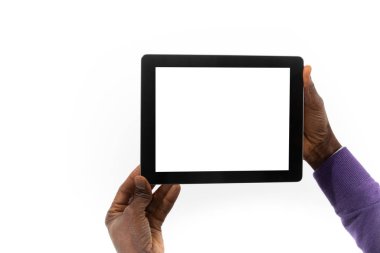 Afrikalı bir adam elinde bir tablet bilgisayar tutuyor.