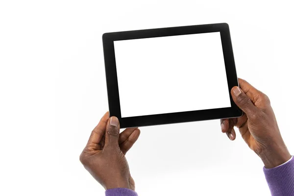 Afrikalı bir adam elinde bir tablet bilgisayar tutuyor.