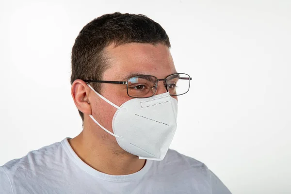 Man met bril met een beschermend gezichtsmasker Rechtenvrije Stockafbeeldingen