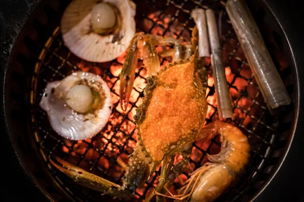Καβούρια ψητά θαλασσινά μαγείρεμα σε φλεγόμενο Γκριλ — Φωτογραφία Αρχείου