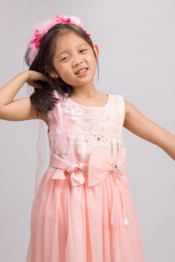 Prenses Giydir, üzerinde beyaz izole çocukta