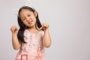 Çocuk beyaz izole kedi kulak bandı ile