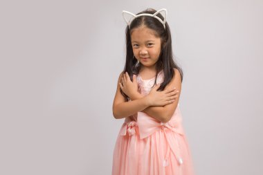 Çocuk beyaz izole kedi kulak bandı ile