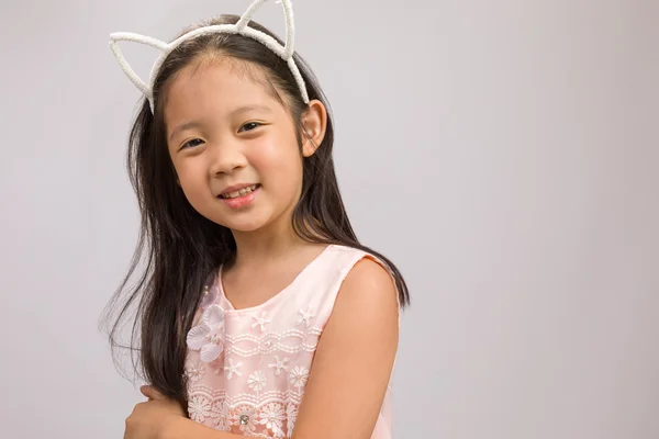 Kind mit Katzenohren-Haarband, isoliert auf weiß — Stockfoto