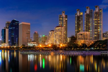Bangkok, Tayland, gece modern ofis binaları