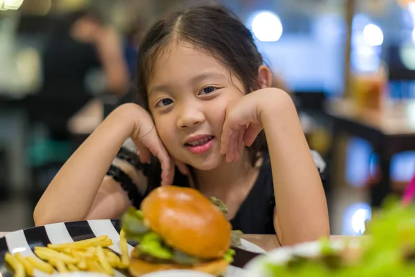 Anak makan hamburger — Stok Foto