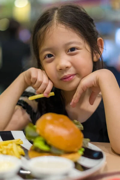 Παιδί τρώει χάμπουργκερ — Φωτογραφία Αρχείου