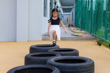 Atlama oynayan çocuk oyun alanı lastikleri