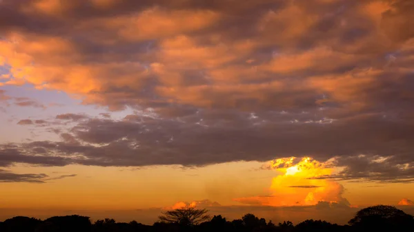 Hintergrund des dramatischen Sonnenuntergangs in der Dämmerung — Stockfoto