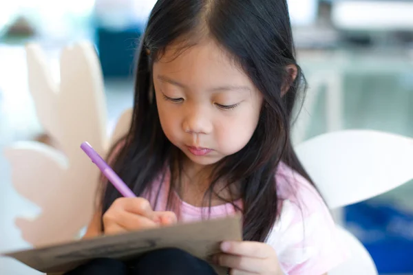 Kind schrijven op de Notebook — Stockfoto