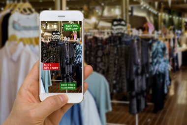 Uygulanması Augmented Reality perakende iş kavramı içinde indirimli veya satılık ürünler