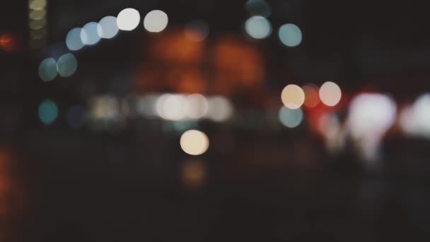 Tráfico en la calle por la noche en la ciudad con fondo Bokeh, aspecto de película vintage — Vídeos de Stock