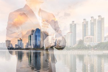 İş iş liderlik kavramı gösteren şehir arka plan ile takım elbiseli adamı çift pozlama