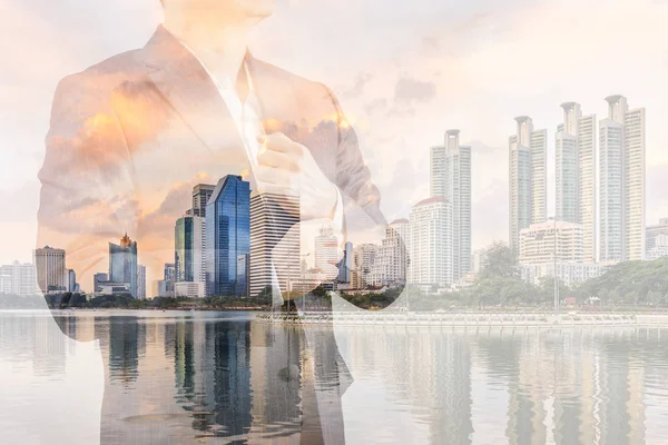 İş iş liderlik kavramı gösteren şehir arka plan ile takım elbiseli adamı çift pozlama