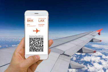 Uygulama E-Bilet veya Smartphone ekranında uçakla seyahat için biniş kavramı 