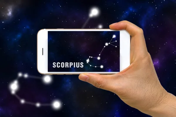 Augmented Reality, Ar, aplikacji konstelacji zodiaku Skorpiona na ekran smartfona koncepcji — Zdjęcie stockowe
