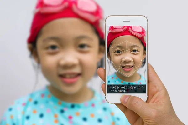 Weryfikację biometryczną, koncepcja technologii rozpoznawania twarzy, za pomocą aplikacji na smartfony — Zdjęcie stockowe