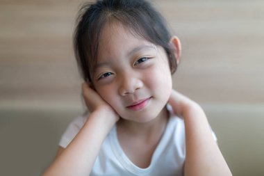 Asyalı çocuk, kız, Headshot tebessüm ederek resimli mutluluk kavramı