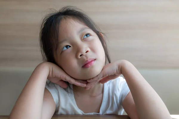 Воображение азиатского ребенка, девочки, мышление и взгляд в небо — стоковое фото