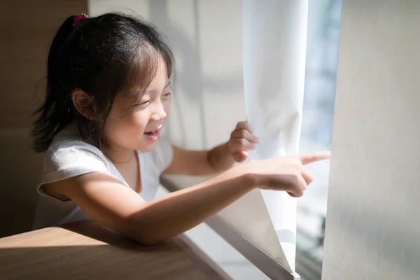 Εξερευνώντας την έννοια εικονογραφημένα από ασιατικές παιδί ψάχνει και επισημαίνοντας παράθυρο — Φωτογραφία Αρχείου