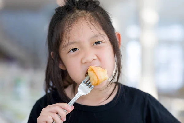 Anak Asia Menikmati Makan Makanan, menggoreng Spring Roll — Stok Foto