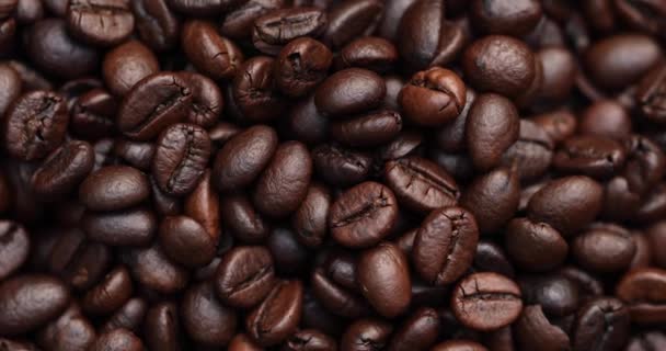 Geröstete Kaffeebohnen, rotierender Schuss — Stockvideo