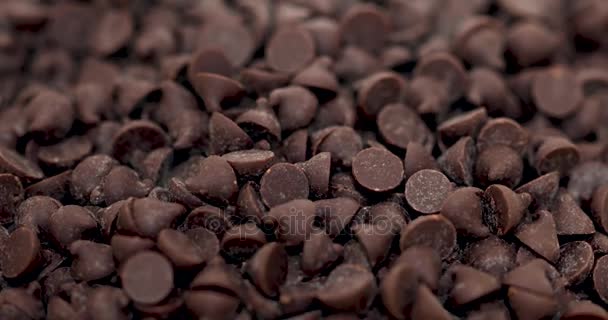 Tmavé čokoládové lupínky, rotující makro Shot — Stock video