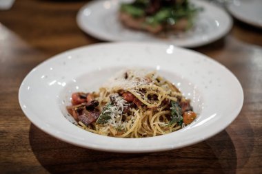 Zeytin yağı, domuz pastırması ve Chili, Vintage bir görünüm ile spagetti