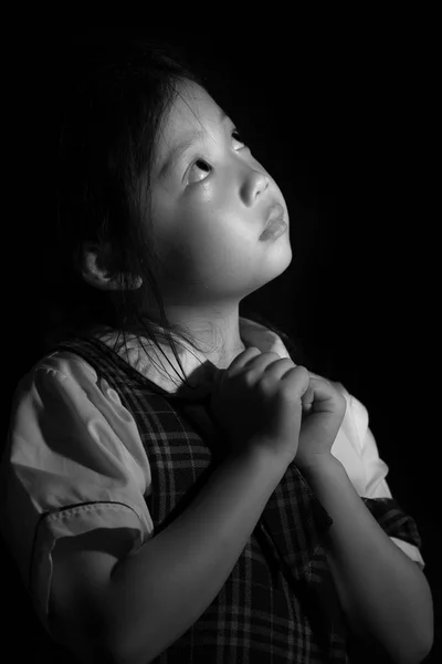 Λυπημένο και μόνο παιδί, Ασιατικό, σε μαύρο και άσπρο — Φωτογραφία Αρχείου