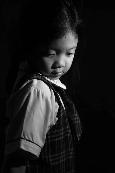 悲伤和孤独的孩子，亚洲人，在黑色和白色 — 图库照片