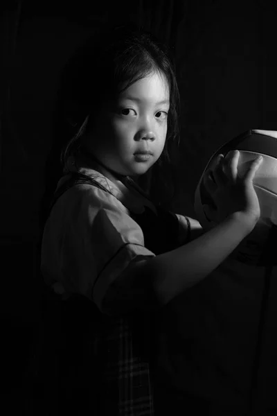 Καθορίζεται Ασίας παιδί έτοιμο για τον ανταγωνισμό σε μαύρο και άσπρο — Φωτογραφία Αρχείου
