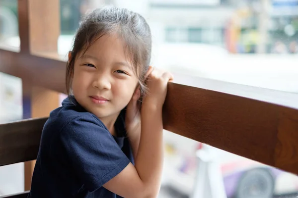 Lyckligt leende asiatiska barn — Stockfoto