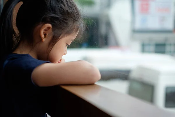 Брошенный грустный и одинокий азиатский ребенок — стоковое фото