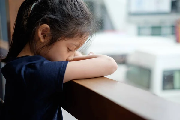 Λυπημένο και μόνο Ασίας παιδί δίπλα σε παράθυρο — Φωτογραφία Αρχείου