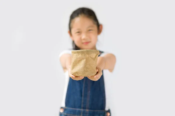 Koncepcja rolnictwa ekologicznego, Azjatycki dziecko rolnika, na białym tle — Zdjęcie stockowe