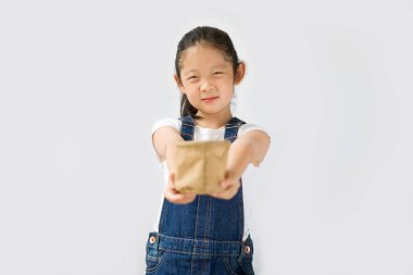 Organik tarım kavramı, Asyalı çocuk çiftçi, beyaz arka plan üzerinde izole