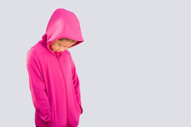 Asyalı çocuk üzerinde beyaz izole kazaklı 