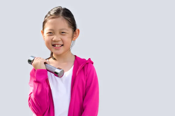 Azjatycka Kid swetrze trzymając hantle, na białym tle — Zdjęcie stockowe
