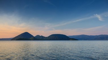 Dağ ve göl alacakaranlıkta 