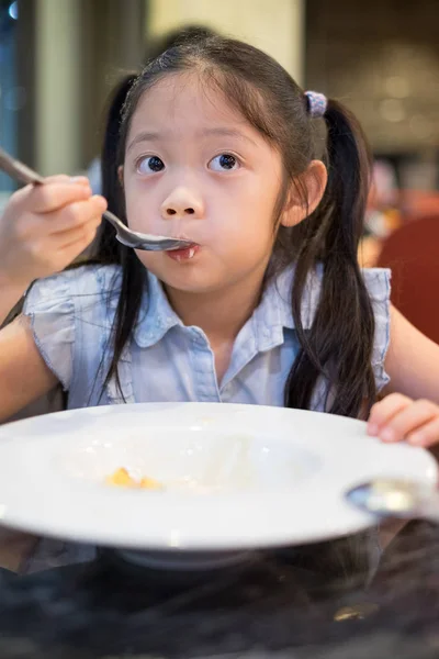Ασιατικές παιδί, κορίτσι, πίνοντας σούπα — Φωτογραφία Αρχείου