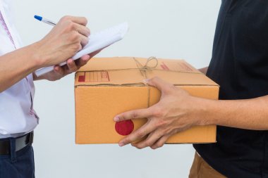 Paket kutu alma müşteriye gönderilen teslim hizmeti.