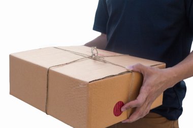 Teslimat adam hizmeti bir paket kutu gönderdi. izole beyaz backgrou